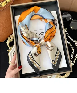 Hochwertige Detailansicht eines orange-blauen Seidenquadrattuchs im Vintage-Stil für Damen