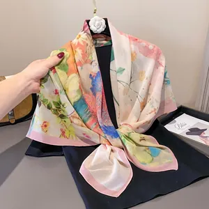 Pañuelo cuadrado de satén de 110x110cm con estampado floral artístico en percha