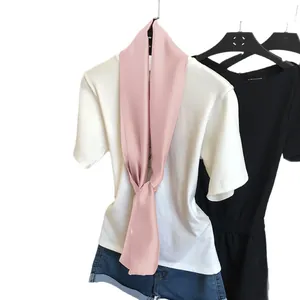 Foulard élégant en soie rose uni pour femmes, style coréen pour accessoires de mode.