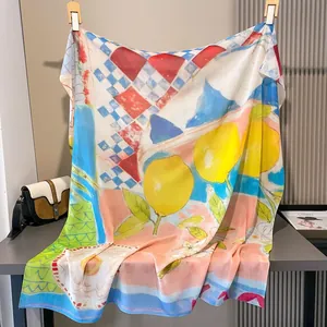 Pañuelo cuadrado de satén 110x110cm con motivos artísticos de limón y geometría