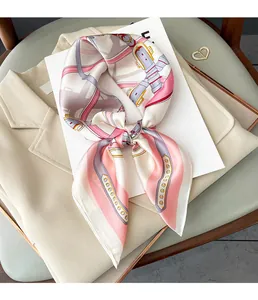 Elegantes rosa-weißes Seidenquadrat-Halstuch mit Gürtelmuster auf einem Blazer-Sakko