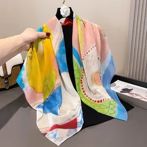 Vista detallada del vibrante estampado artístico en este pañuelo cuadrado de raso de 110 cm