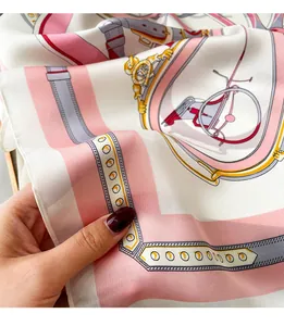 Detaillierte Nahaufnahme eines eleganten weißen und rosa Seidenschals mit Reitmustern