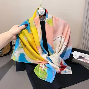 Detalle de pañuelo cuadrado grande de satén con estampado artístico de 110x110 cm