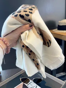 Primer plano de un chal vintage con estampado de leopardo, flecos y textura suave