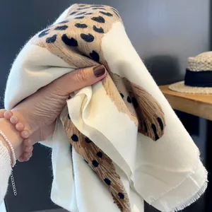 Pañuelo de seda vintage con estampado de leopardo, elegante chal de lujo para el verano.
