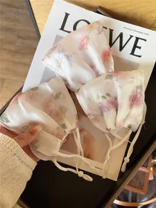 Détail de masques de protection solaire en maille fleurie respirante avec boucles.