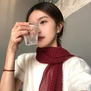 Elegante sciarpa in seta bordeaux a pois per donna accessorio moda in stile retrò
