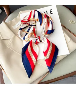 Detailansicht eines eleganten Seidentuchs mit rot-blauen Reitsportmotiven für Damen