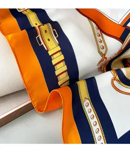 Nahaufnahme der glatten Textur und des Gürtelmusters dieses orangefarbenen Seidentuchs