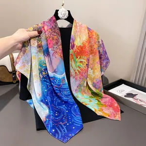 Detalle de un pañuelo cuadrado de satén de 110x110cm con estampado floral.