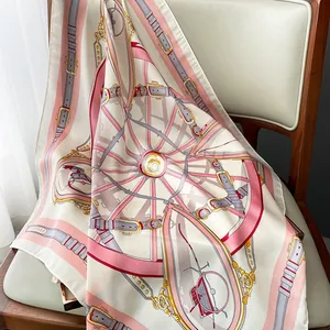 Eleganter Luxus-Seidenschal mit rosa Radmuster auf einem modernen Designerstuhl drapiert