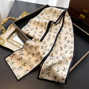 Foulard étroit en soie imprimé floral vintage en crème et noir pour femme élégant