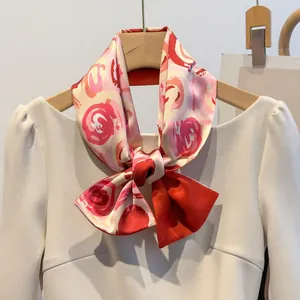 Foulard en soie imprimé floral élégant noué en ruban sur un chemisier beige pour femmes