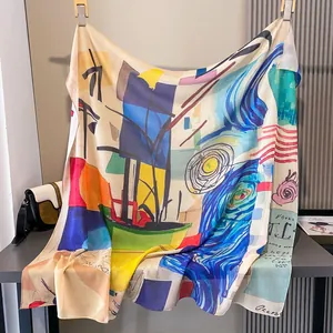Vista detallada de un pañuelo de satén de 110x110cm con estampado de arte abstracto