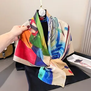Primer plano de pañuelo cuadrado de satén con estampado artístico y colorido