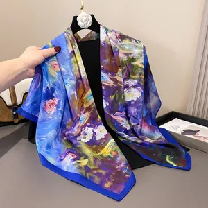 Detalle del estampado floral impresionista en pañuelo de seda azul de 110x110cm