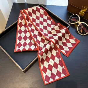 Élégant foulard en soie étroit à motif losanges rouge et blanc pour un style polyvalent