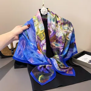 Vista detallada del estampado estilo pintura al óleo en un pañuelo de raso 110cm