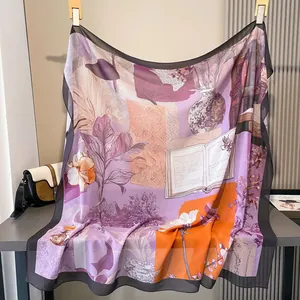Primer plano de un elegante pañuelo cuadrado morado con estampados de libros vintage