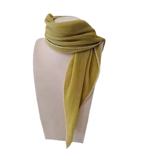 Elegante geplooide effen sjaal met delicate geschulpte rand voor dames