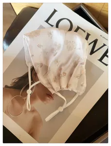 Masque en maille à imprimé floral respirant pour la protection solaire d'été style vintage.