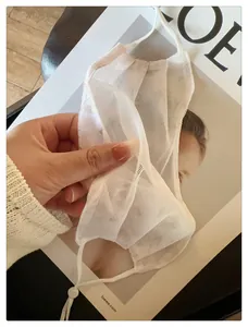 Gros plan détaillé du masque de protection solaire en maille respirante à fleurs