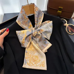 Élégant foulard étroit en soie à imprimé floral noué en nœud sur un pull noir chic