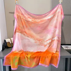 Detalle de pañuelo de satén de 110x110cm con estampado jaspeado abstracto rosa y naranja atardecer