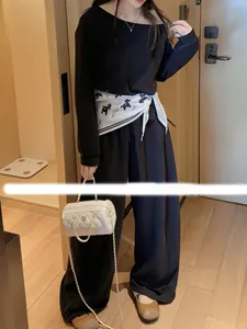 Foulard en soie blanc avec imprimé cheval, porté comme accessoire de taille tendance