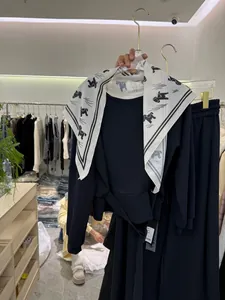 Détail d'un foulard en soie blanc triangulaire avec un imprimé de cheval noir