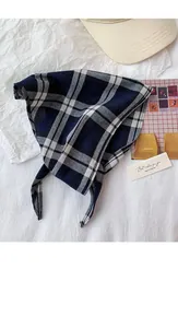 Retro marineblau und weiß kariertes Dreieckstuch mit Vintage-Lifestyle-Accessoires gestylt