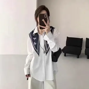 Foulard triangulaire élégant en soie bleu foncé avec motif de cheval blanc.
