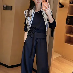Châle foulard triangle en soie avec imprimé petit cheval porté par un mannequin élégant