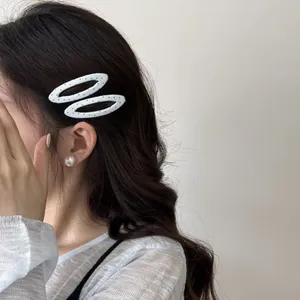Close-up van schattige haarspeldjes met stippenstof gedragen aan de zijkant