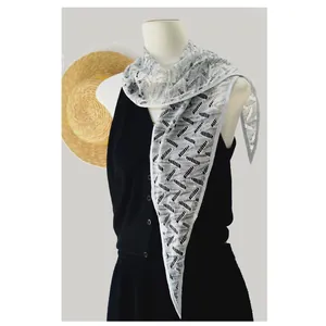 Elegante foulard a triangolo in pizzo bianco con motivi geometrici per lo styling estivo.