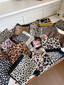 Selezione di foulard quadrati alla moda con stampa animalier per uno stile versatile