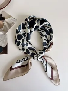 Vista dettagliata del foulard quadrato di seta leopardato con bordo elegante