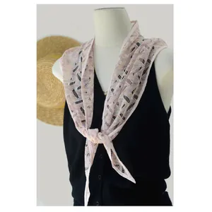 Foulard triangolare in pizzo floreale rosa per un tocco decorativo estivo