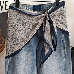 Pañuelo de seda floral vintage usado como cinturón elegante para jeans, estilo Old Money.