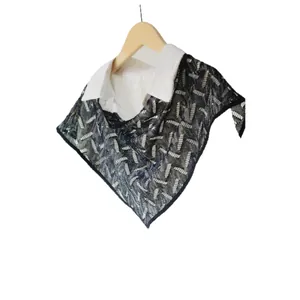 Elegante sciarpa a triangolo in pizzo nero con motivi floreali bianchi e colletto di camicia