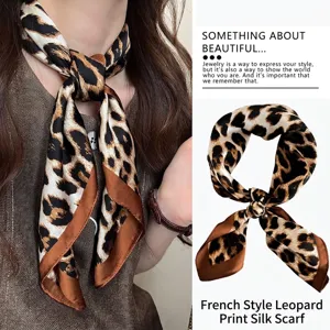 Elegante foulard quadrato in seta leopardata da donna, accessorio moda versatile