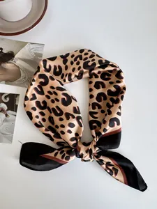 Dettaglio di un elegante foulard quadrato in finta seta con stampa leopardata moda.