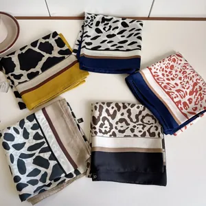 Collezione di eleganti foulard quadrati in seta con stampa leopardata per capelli e collo