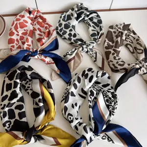 Set di cinque eleganti foulard in seta leopardati per uno styling versatile di collo e capo