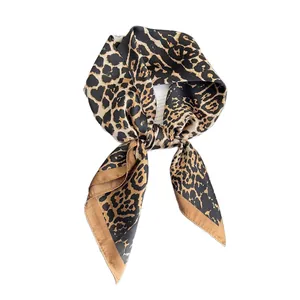 Elegante foulard quadrato in seta con stampa leopardata da donna, accessorio di moda chic