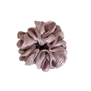 Elegante lavendel parelmoer satijnen scrunchie met gelaagd ontwerp voor paardenstaart