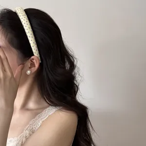 Gedetailleerd zicht op een elegante gele bloemen stoffen hoofdband gedragen in Koreaanse stijl