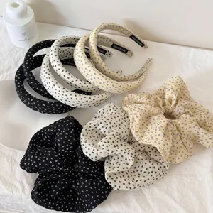 Detailweergave van Koreaanse stijl haarbanden en scrunchies met stippenpatroon in kleur.