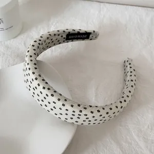 Detail van Koreaanse stijl gaas hoofdband met zwart bloemmotief en handgemaakt label